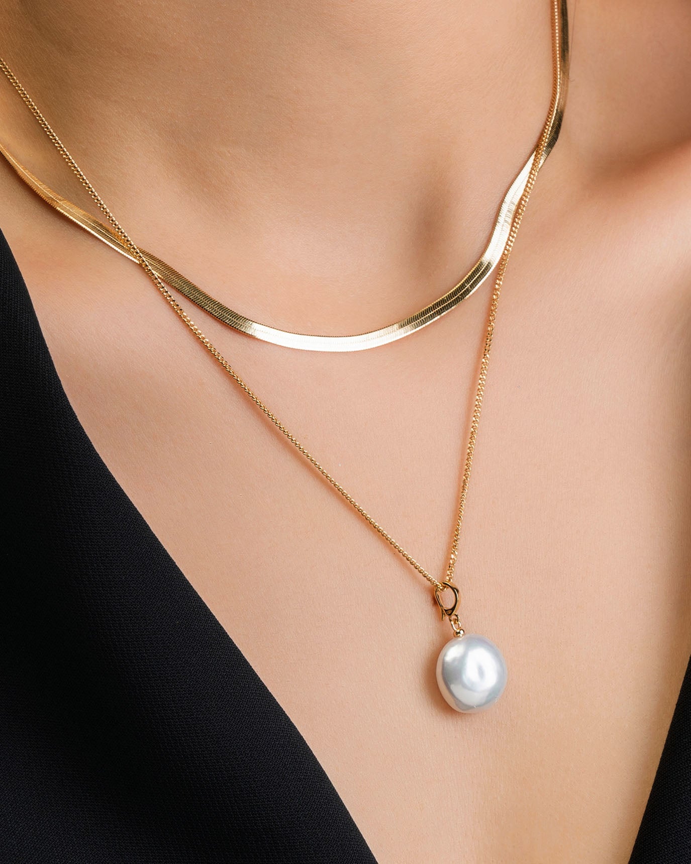 Elegant Pearl Necklace Set in Silk Design