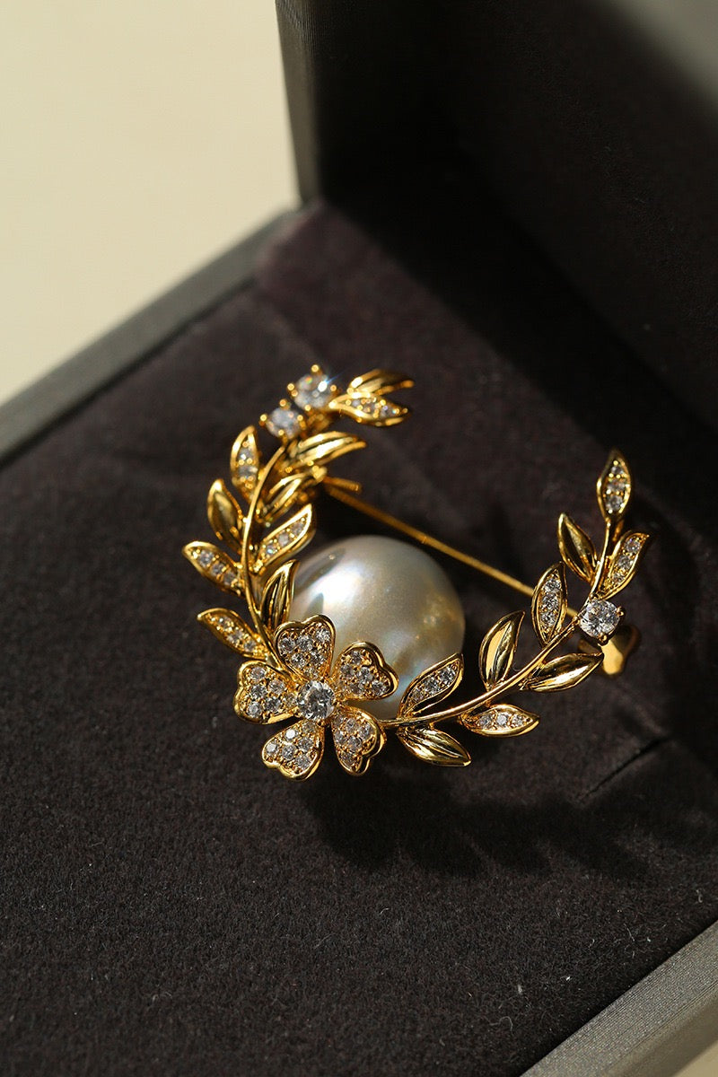 Grey Mabe Pearl Wheat Design Brooch