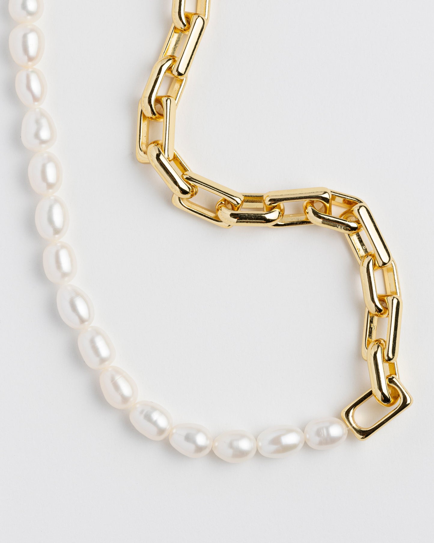 Elegant Pearl Necklace with Lustrous Finish