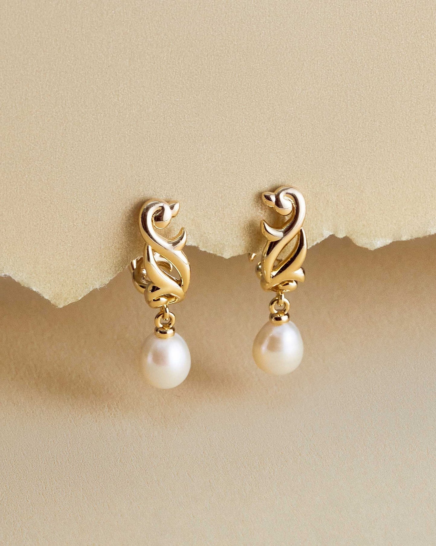 Elegant Arabesque Hoop Earrings Design