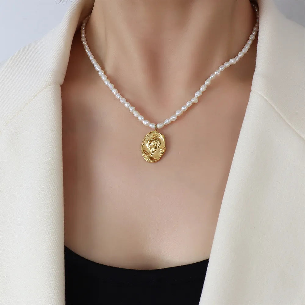 Elegant Pearl Pendant Necklace in Gold