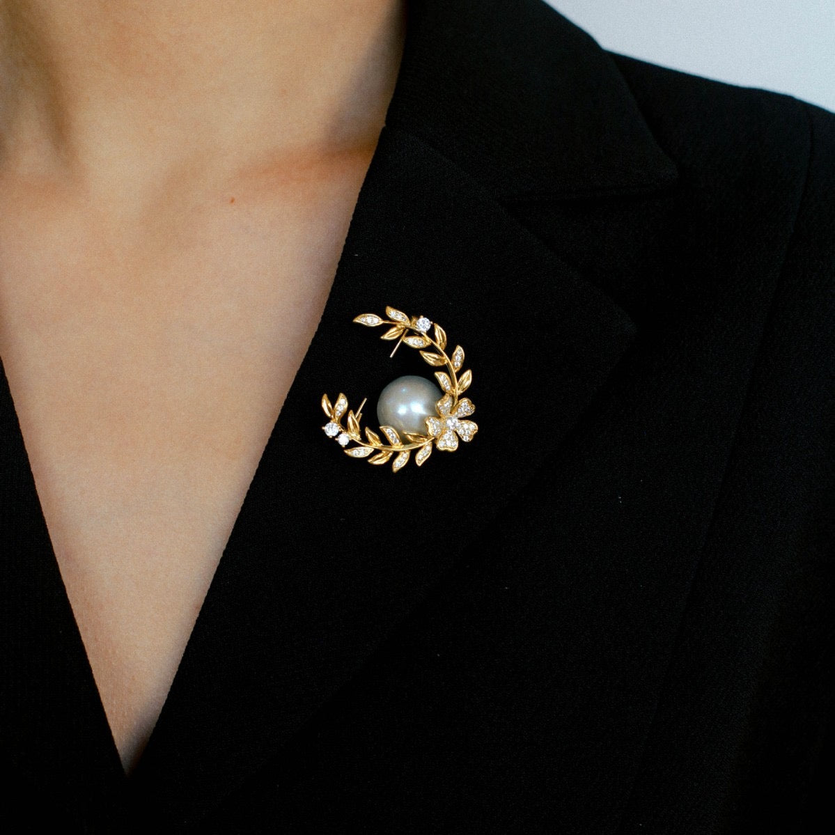 Grey Mabe Pearl Wheat Design Brooch