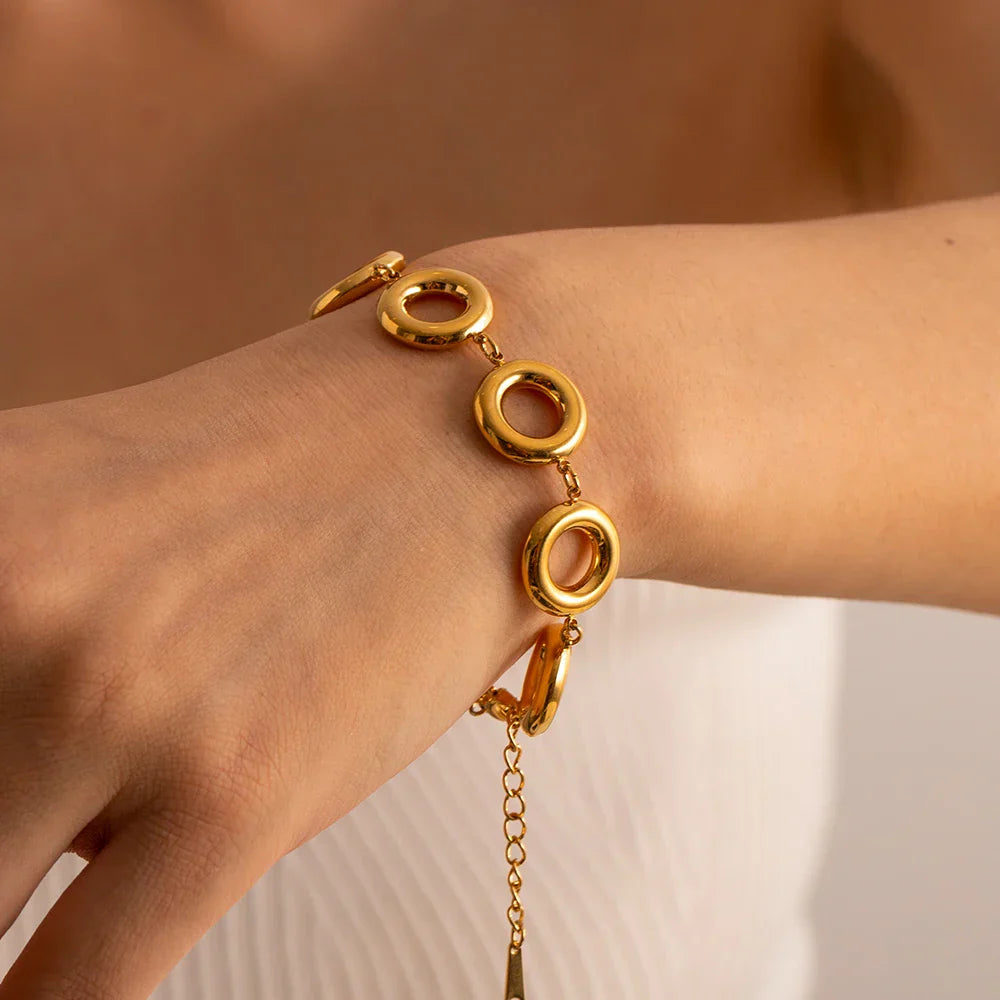 Shiny Circular Bracelet in Sleek Design