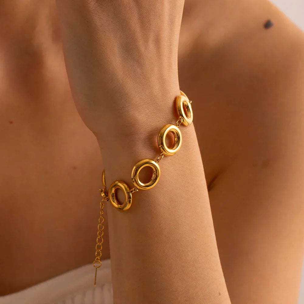 Shiny Circular Bracelet in Sleek Design