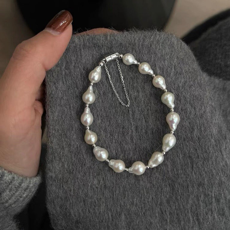 Elegant White Baroque Pearl Bracelet Design