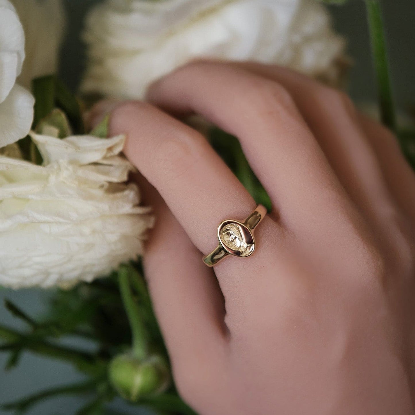 Solid Gold Signet Ring for Elegant Style