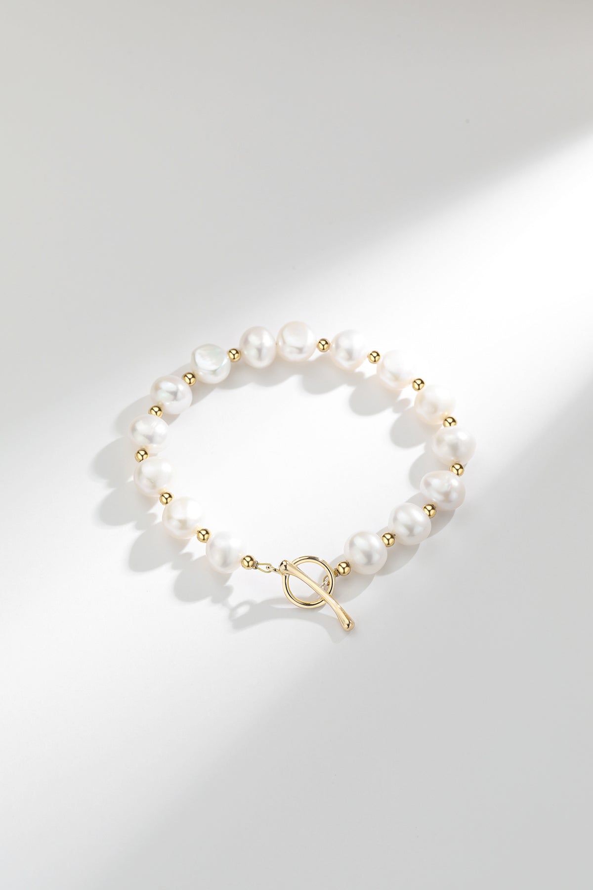 Elegant Pearl Bracelet in Stylish Design