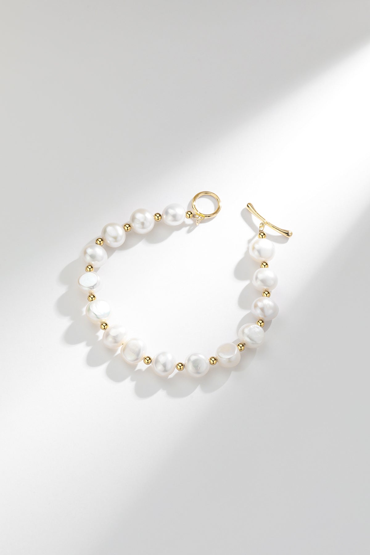 Elegant Pearl Bracelet in Stylish Design