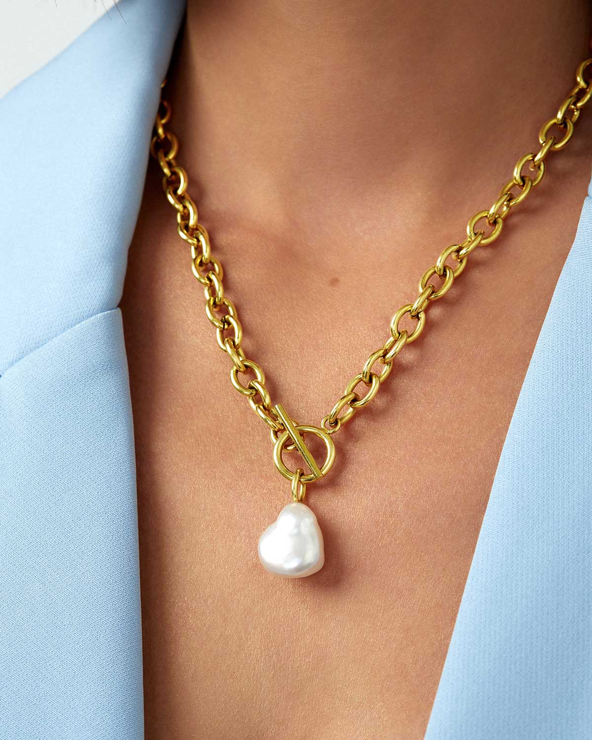 Elegant Pearl Necklace in Classic Design