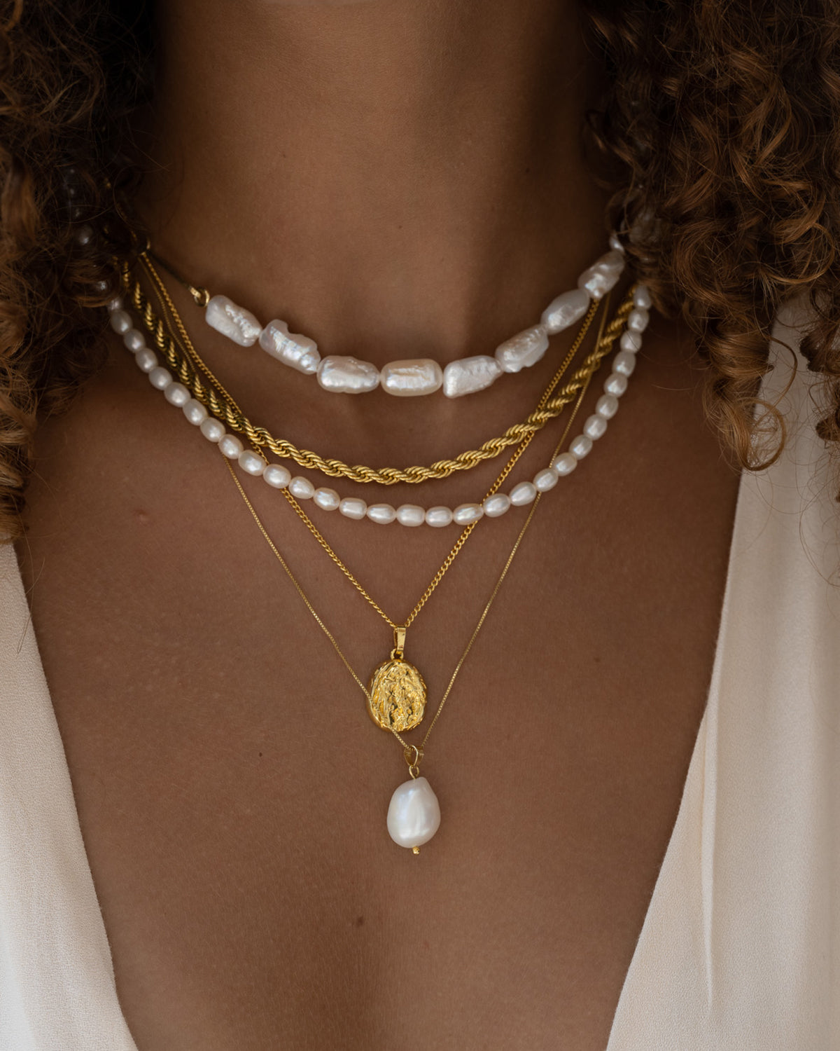 Elegant Necklace Set in Silver and Gold