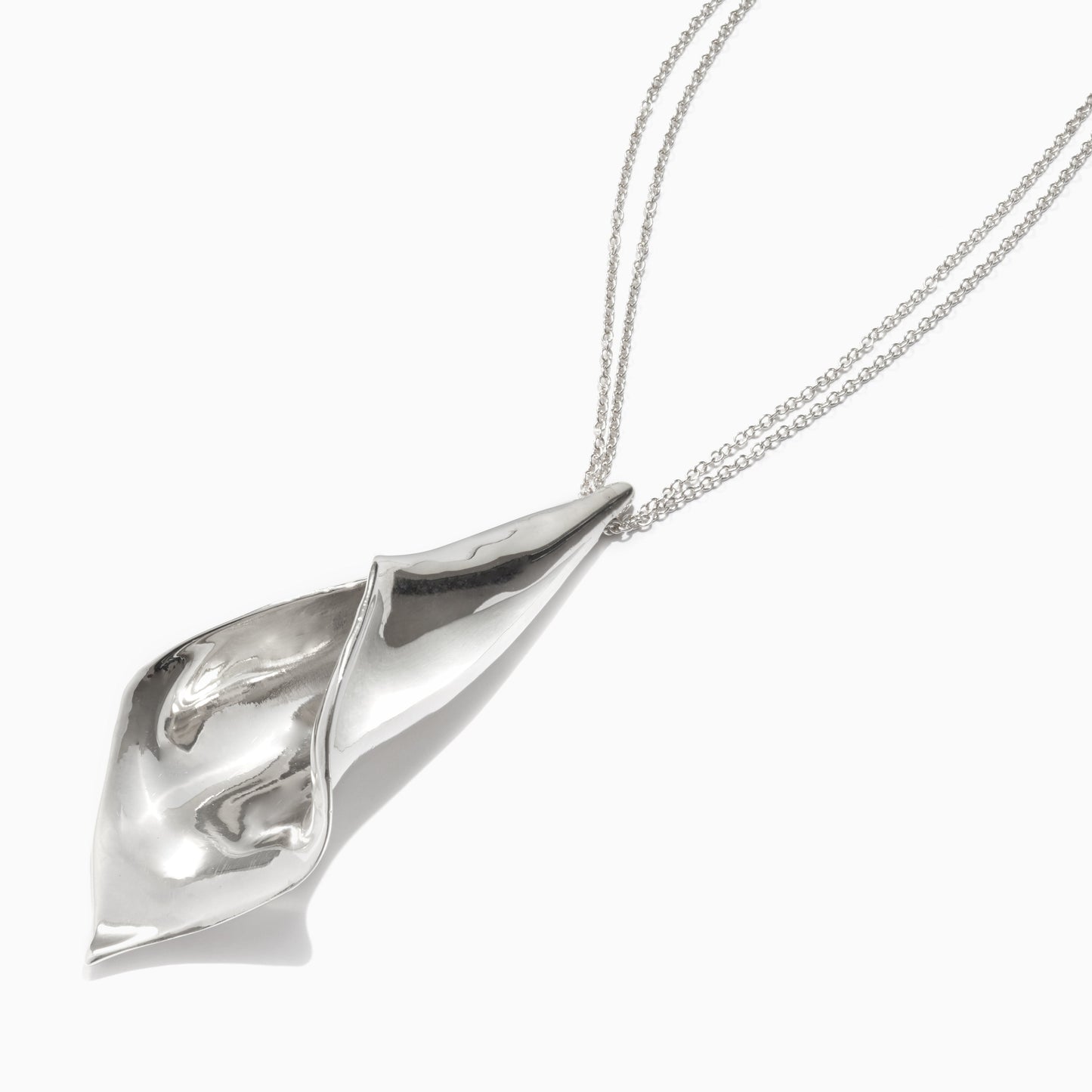 Elegant Calla Pendant Necklace in Silver