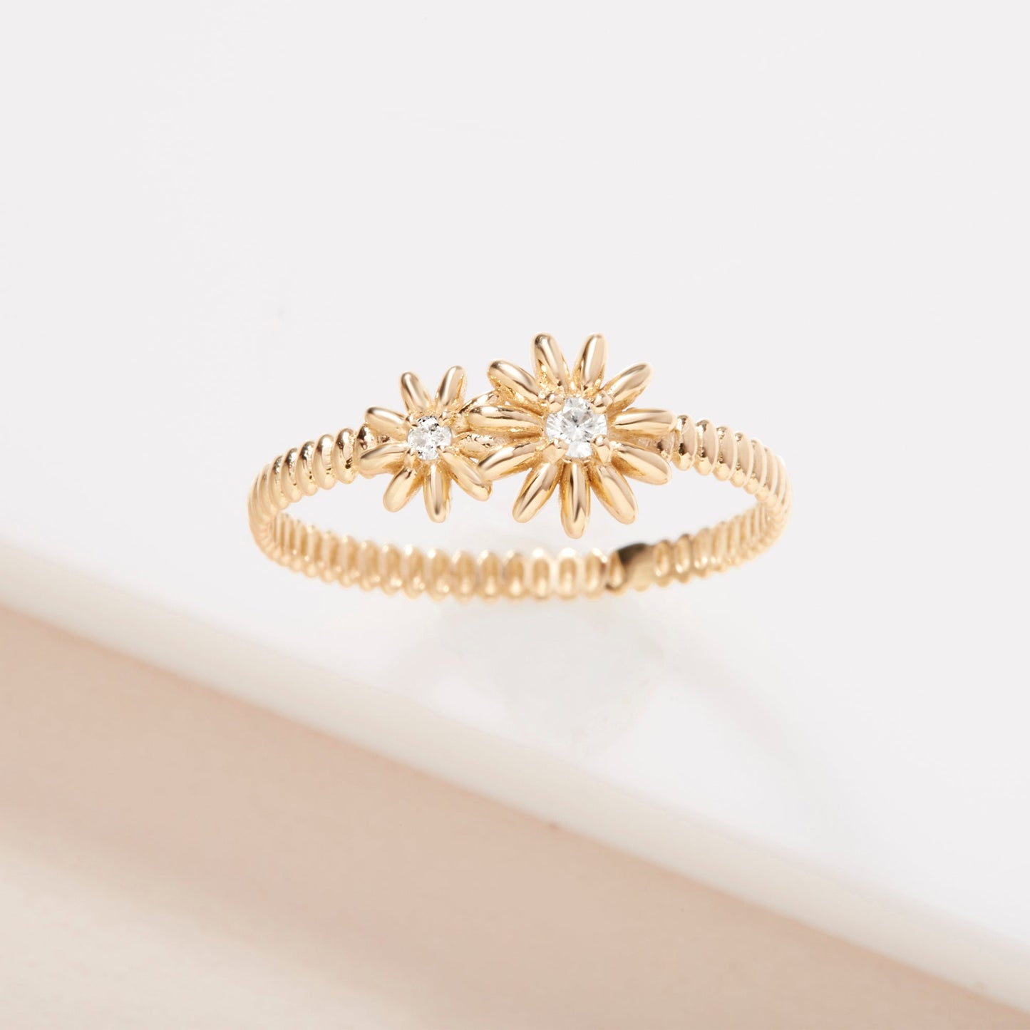 Daisy Chain Design Trellis Ring