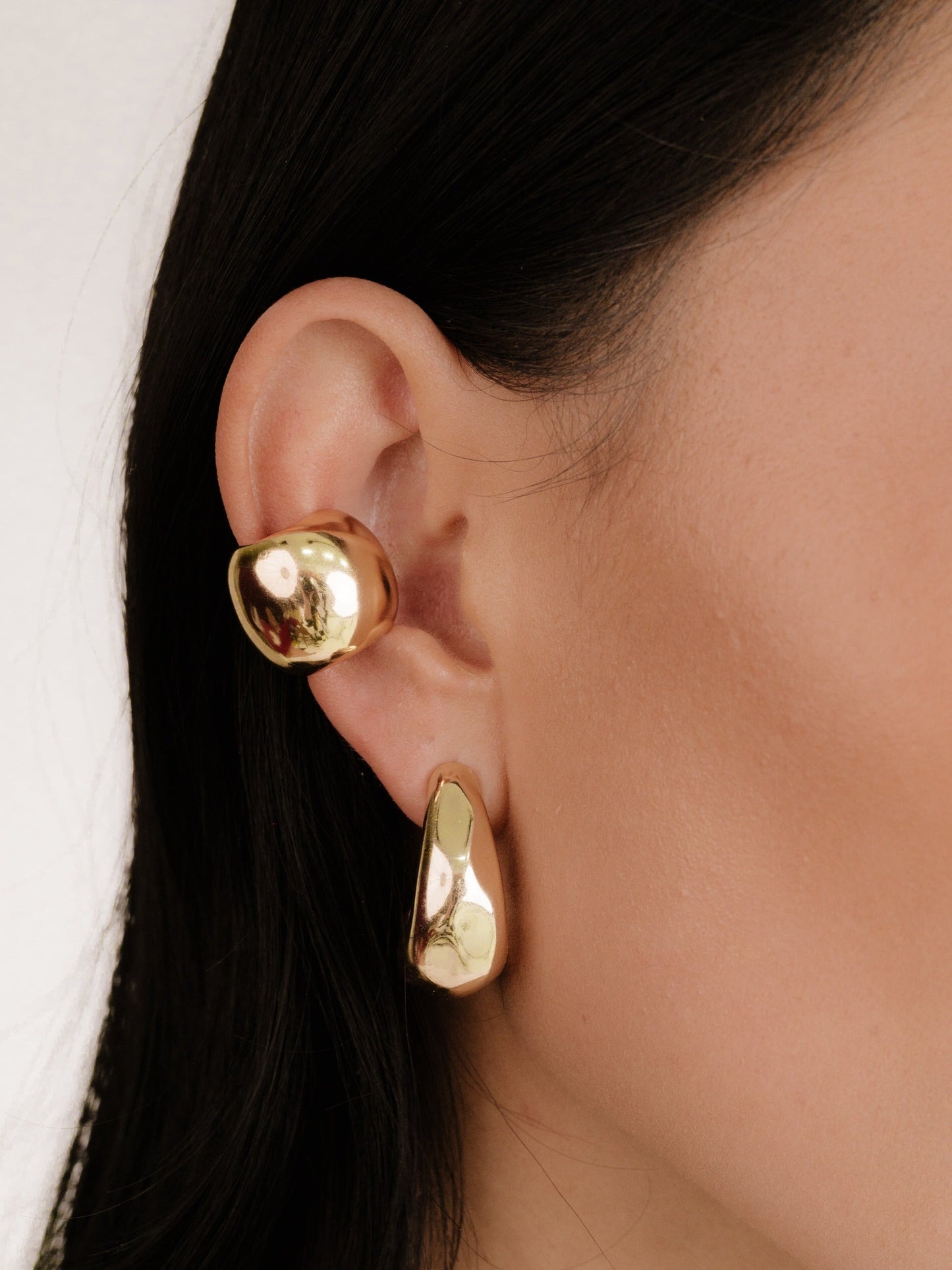 Bold Metal Ear Cuff Accessory for Stylish Look