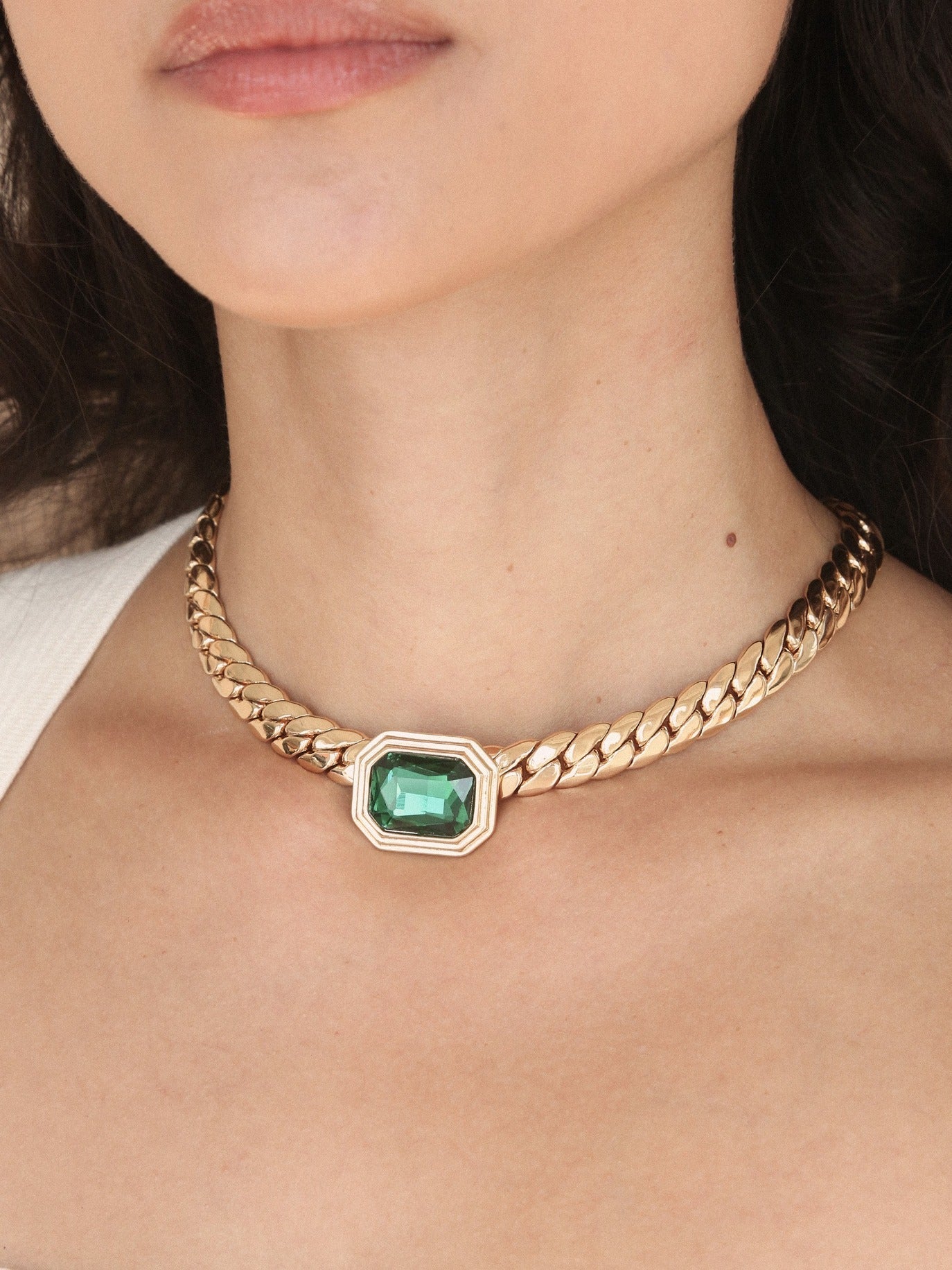 Elegant Emerald Deco Necklace Design