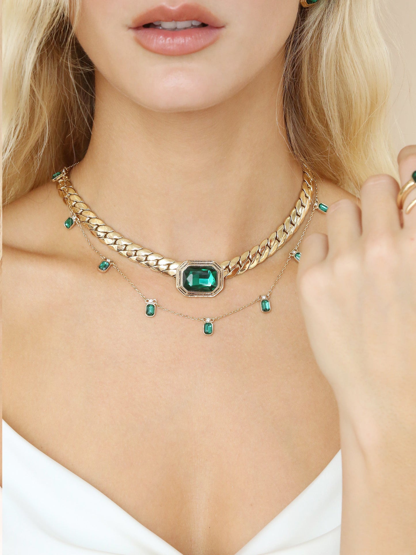 Elegant Emerald Deco Necklace Design