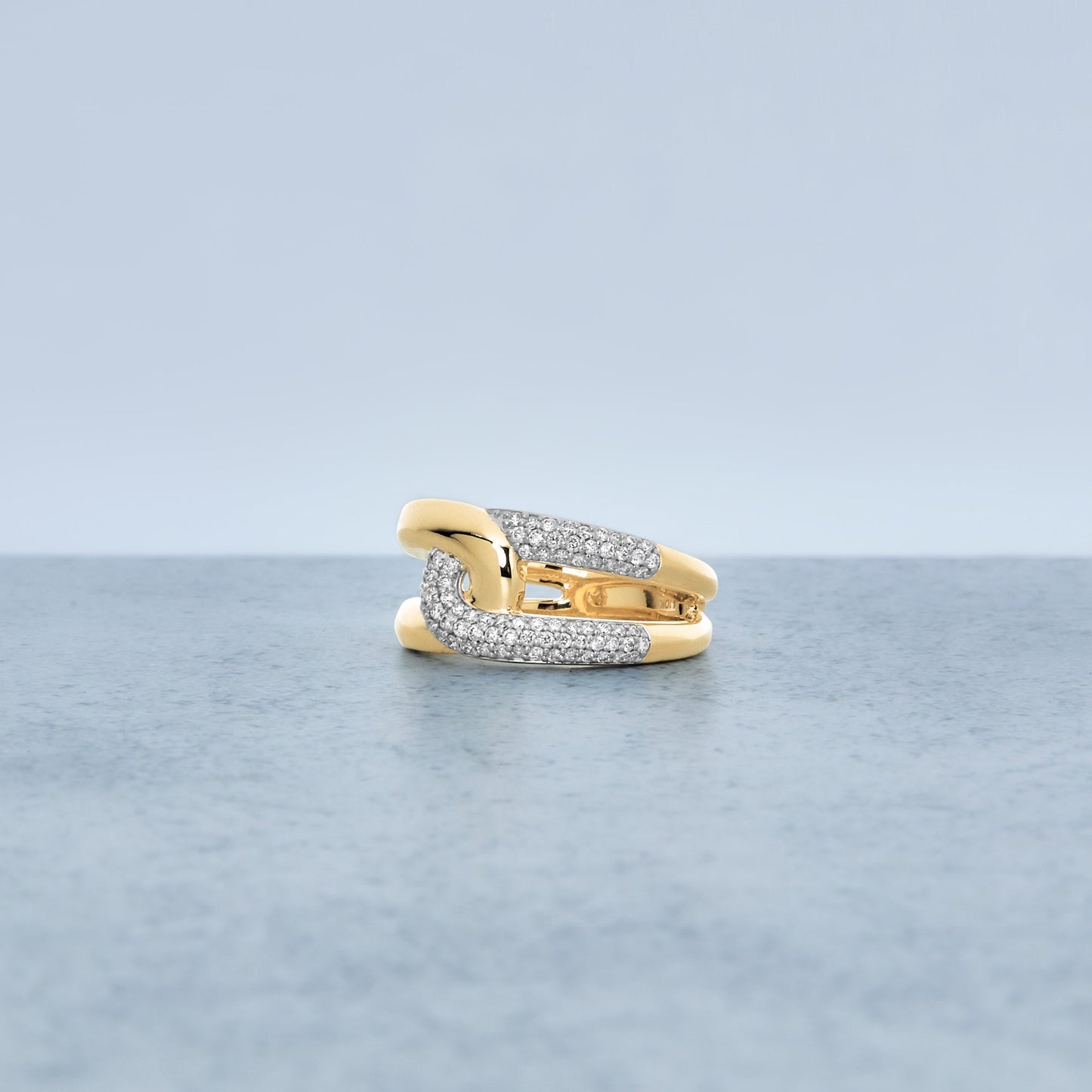 Interlocked Link Ring in Gold with Pave Design