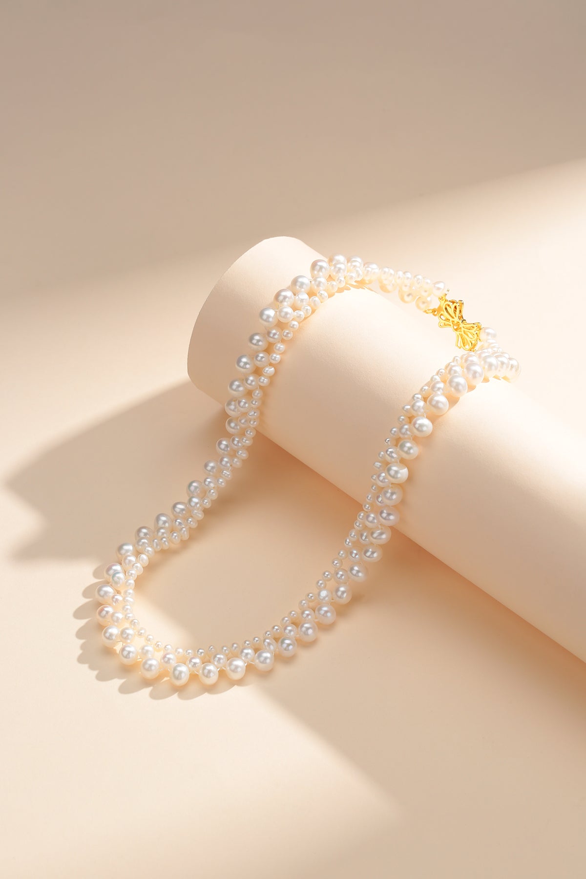 Braided Bow Necklace with Gradual Pearls