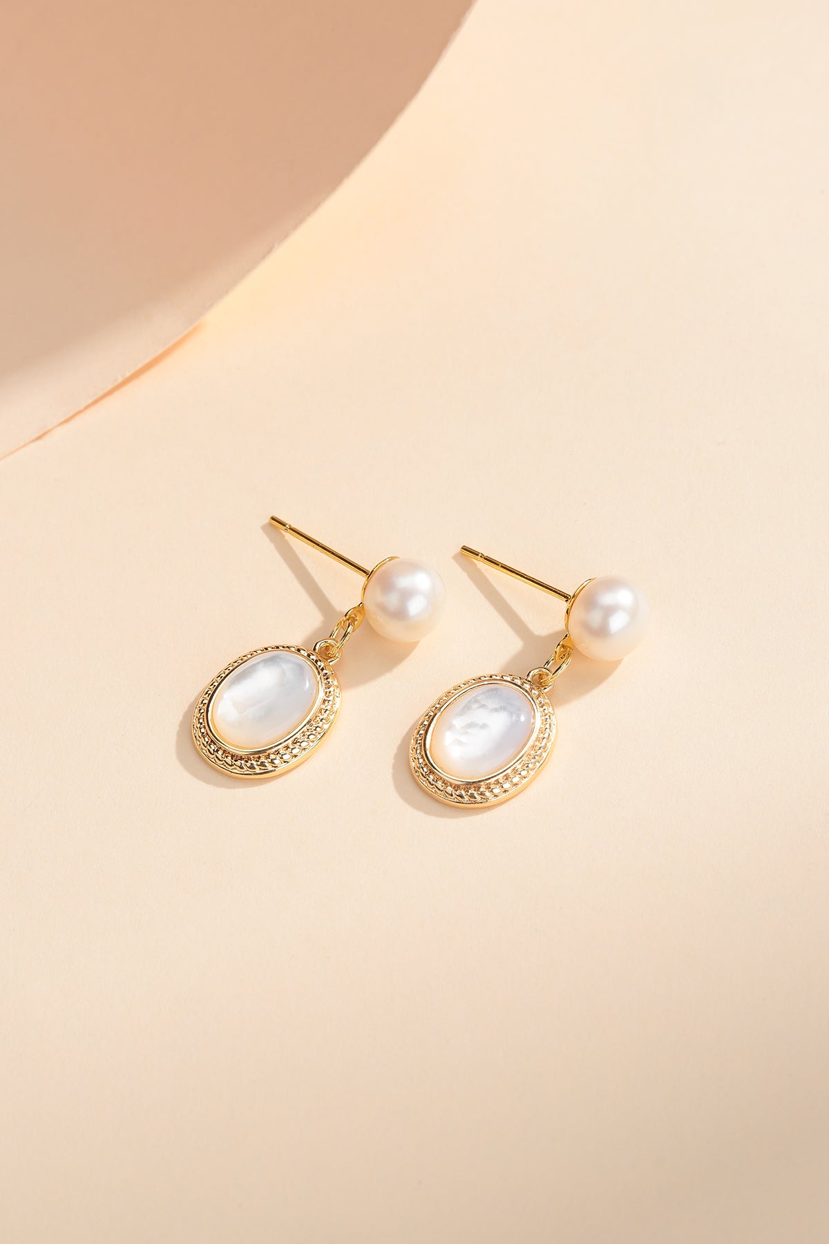 White Crystal and Mother of Pearls Earrings