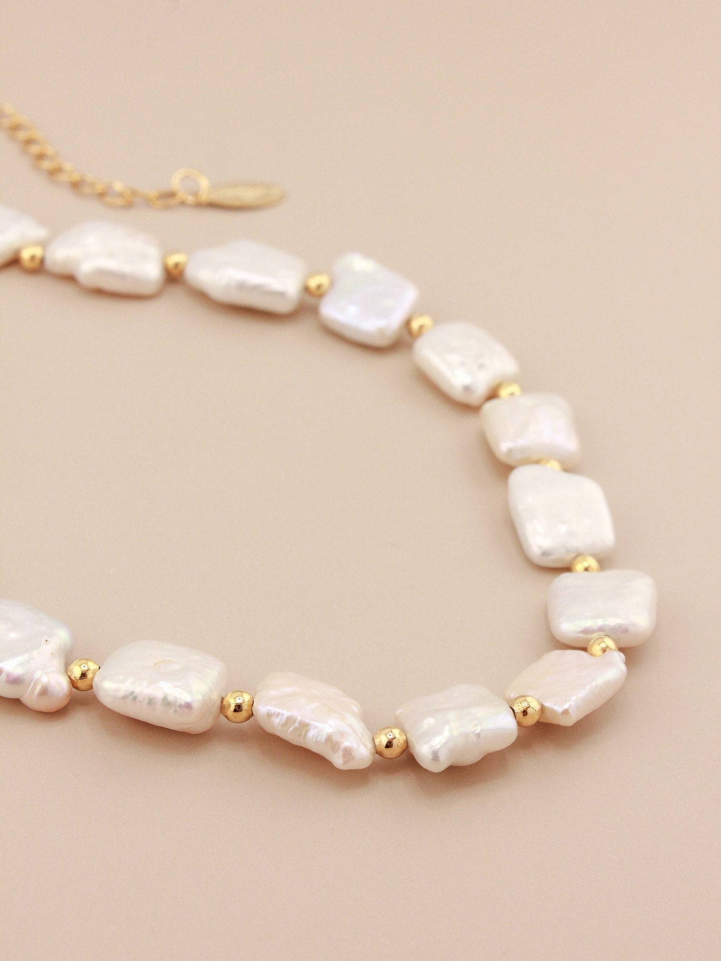 Square Pearl Choker with Flat Design