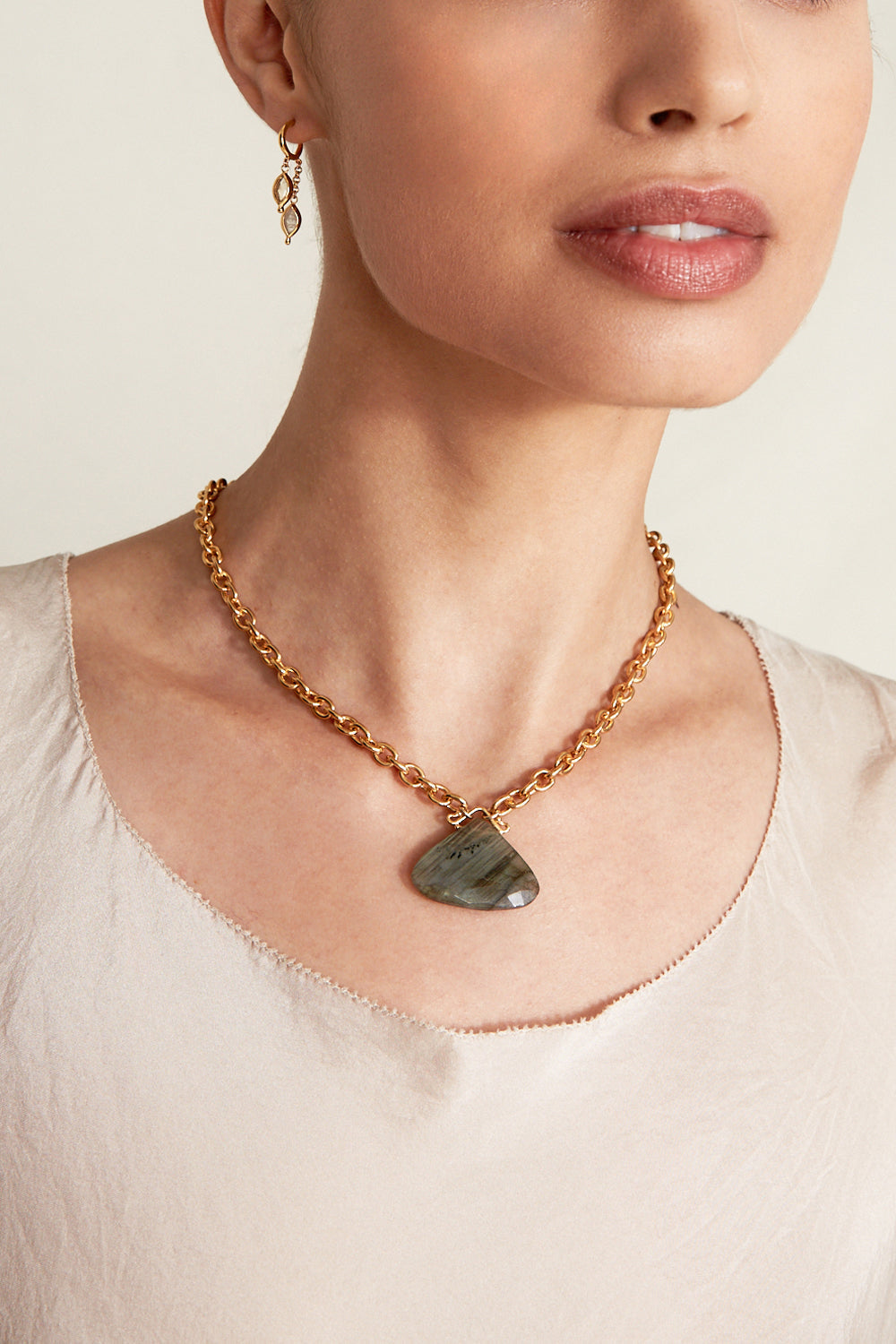 Labradorite Necklace in Elegant Style Design