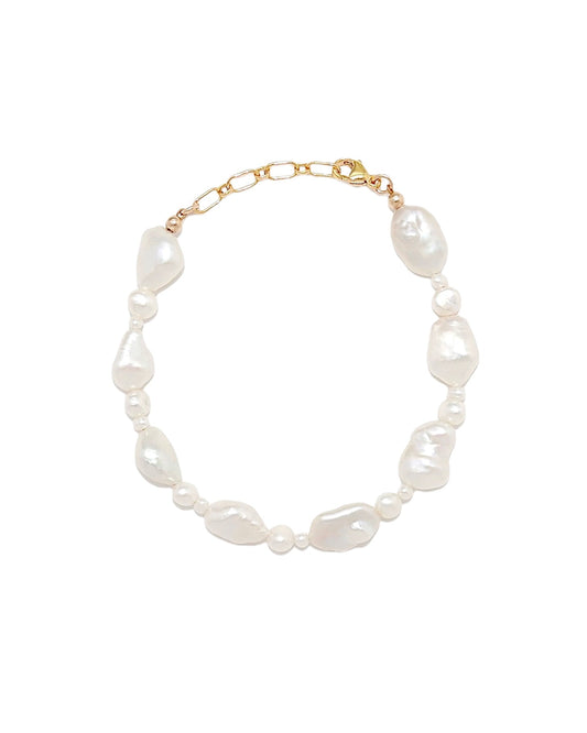 Pearly Dreams Silver Bracelet with Elegant Design