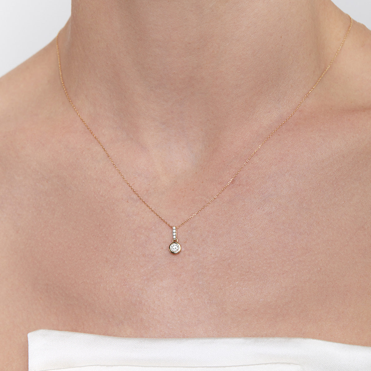 Round Diamond Necklace in 14kt Gold