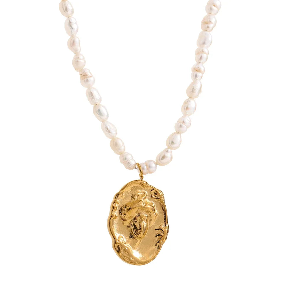 Elegant Pearl Pendant Necklace in Gold