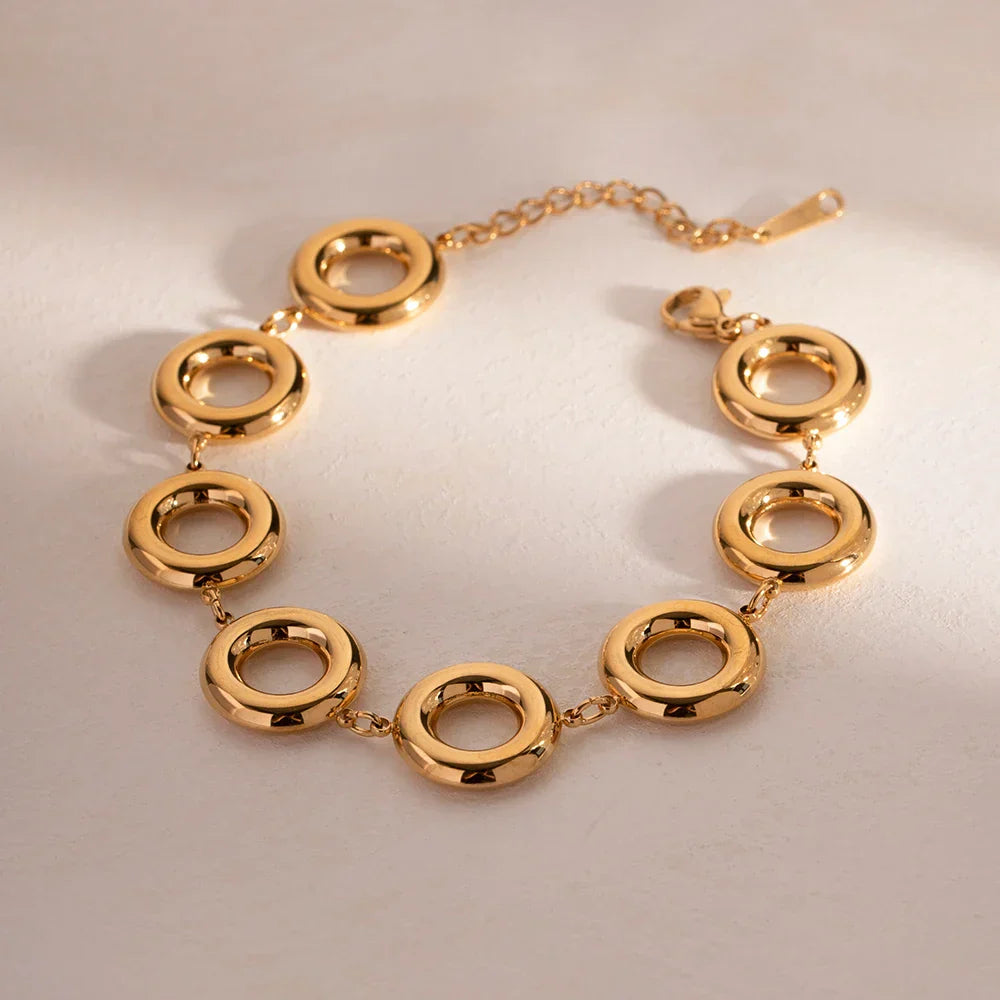 Shiny Circular Bracelet in Sleek Design