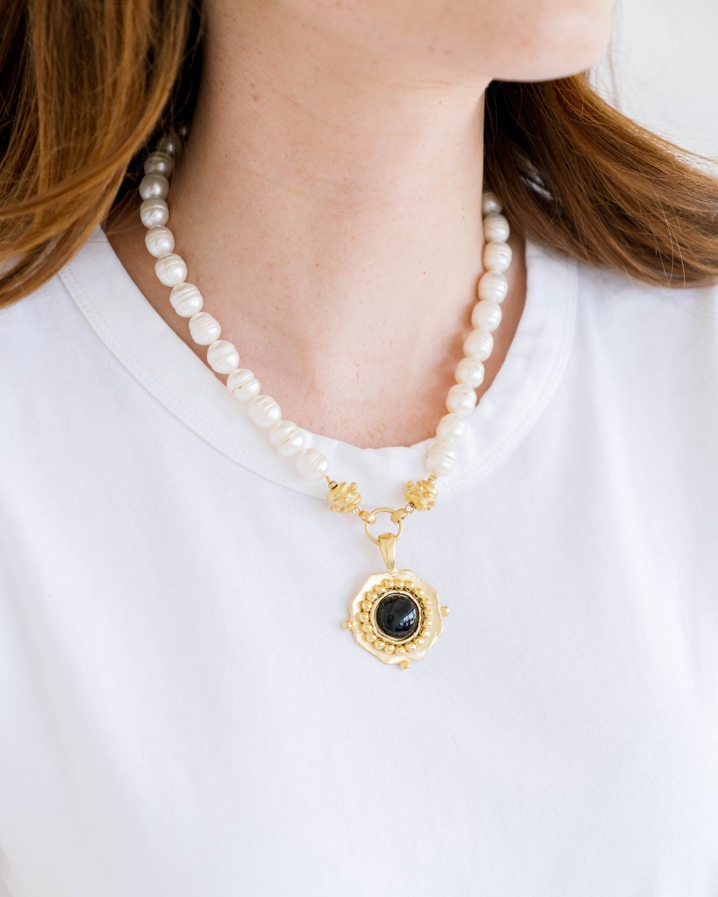 Elegant Pearl Necklace Crafted from High-Quality Materials