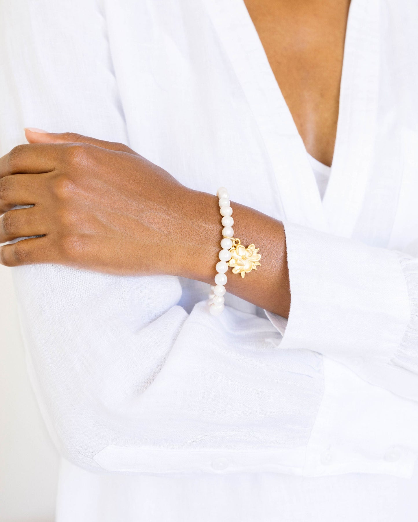 Stretch Bracelet in Elegant Magnolia Style