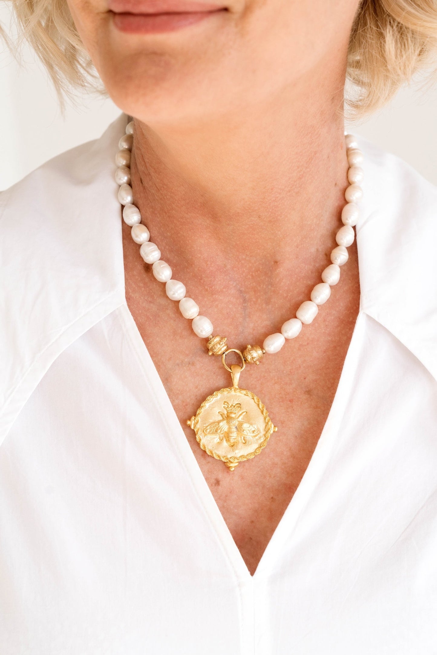 Large Intaglio Design Pearl Necklace