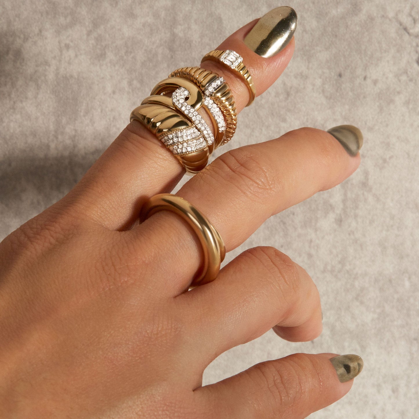 Interlocked Link Ring in Gold with Pave Design