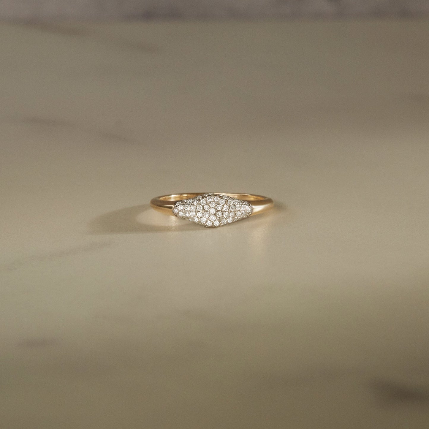 Sparkling Mini Signet Ring in Fine Design