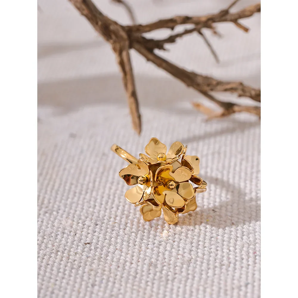 Stylish Three Dimensional Flower Ring