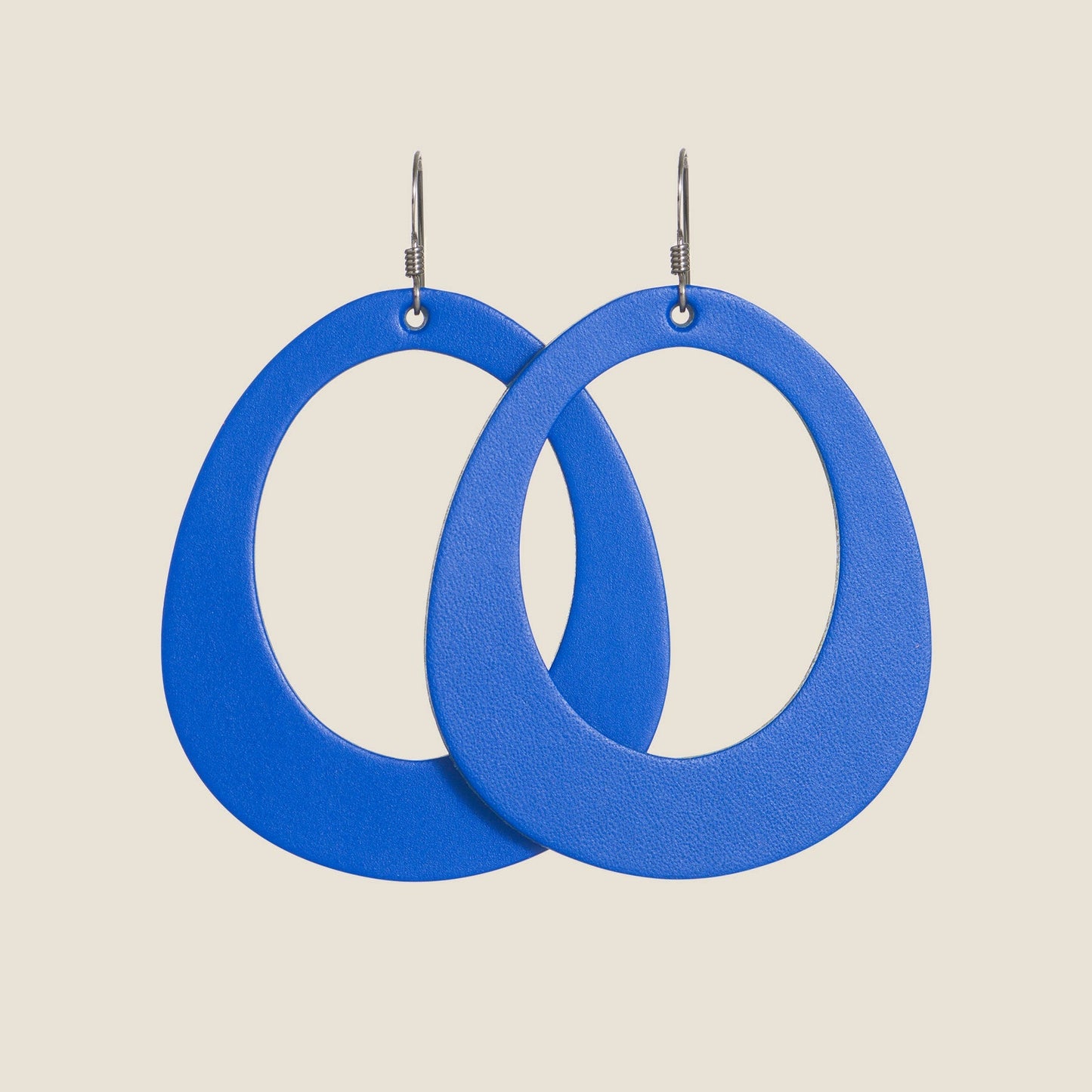 Elegant Blue Willow Design Jewelry Piece