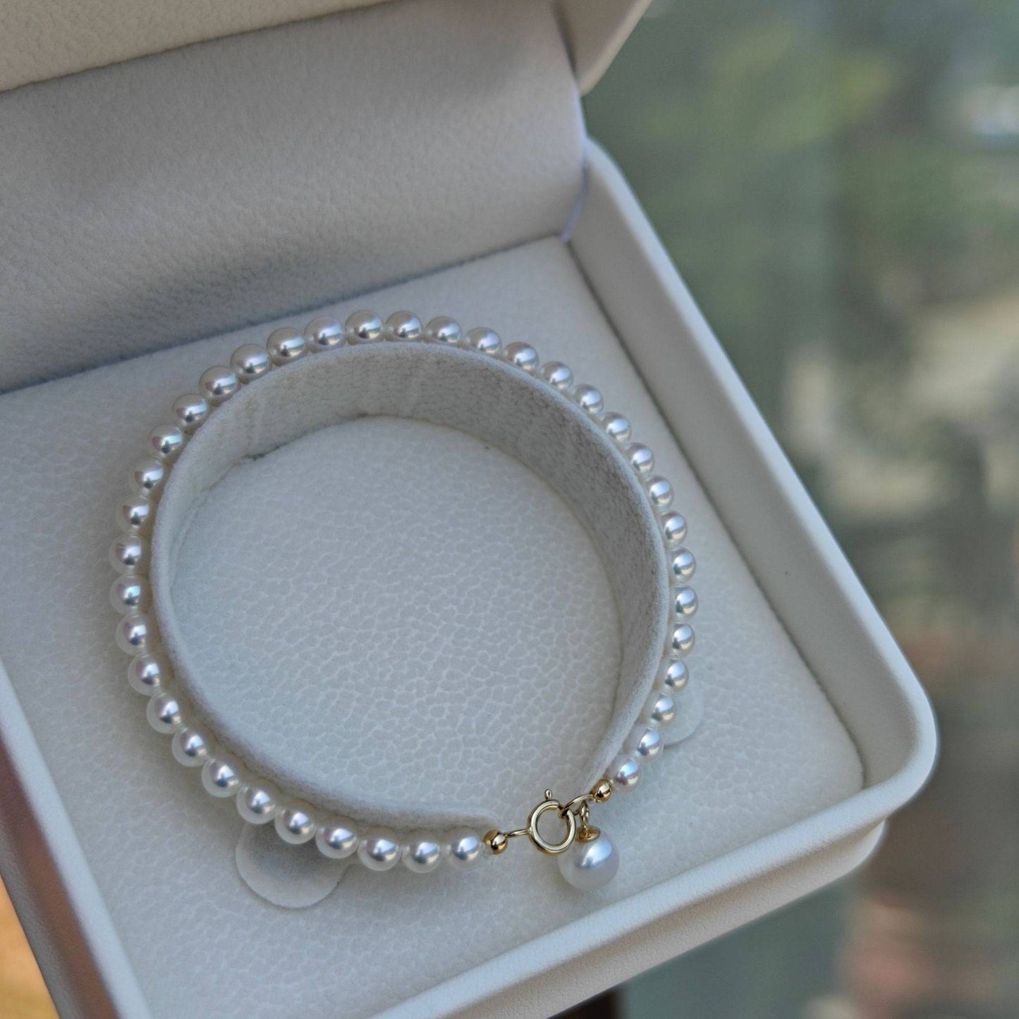 Delicate White Freshwater Pearl Gold Bracelet