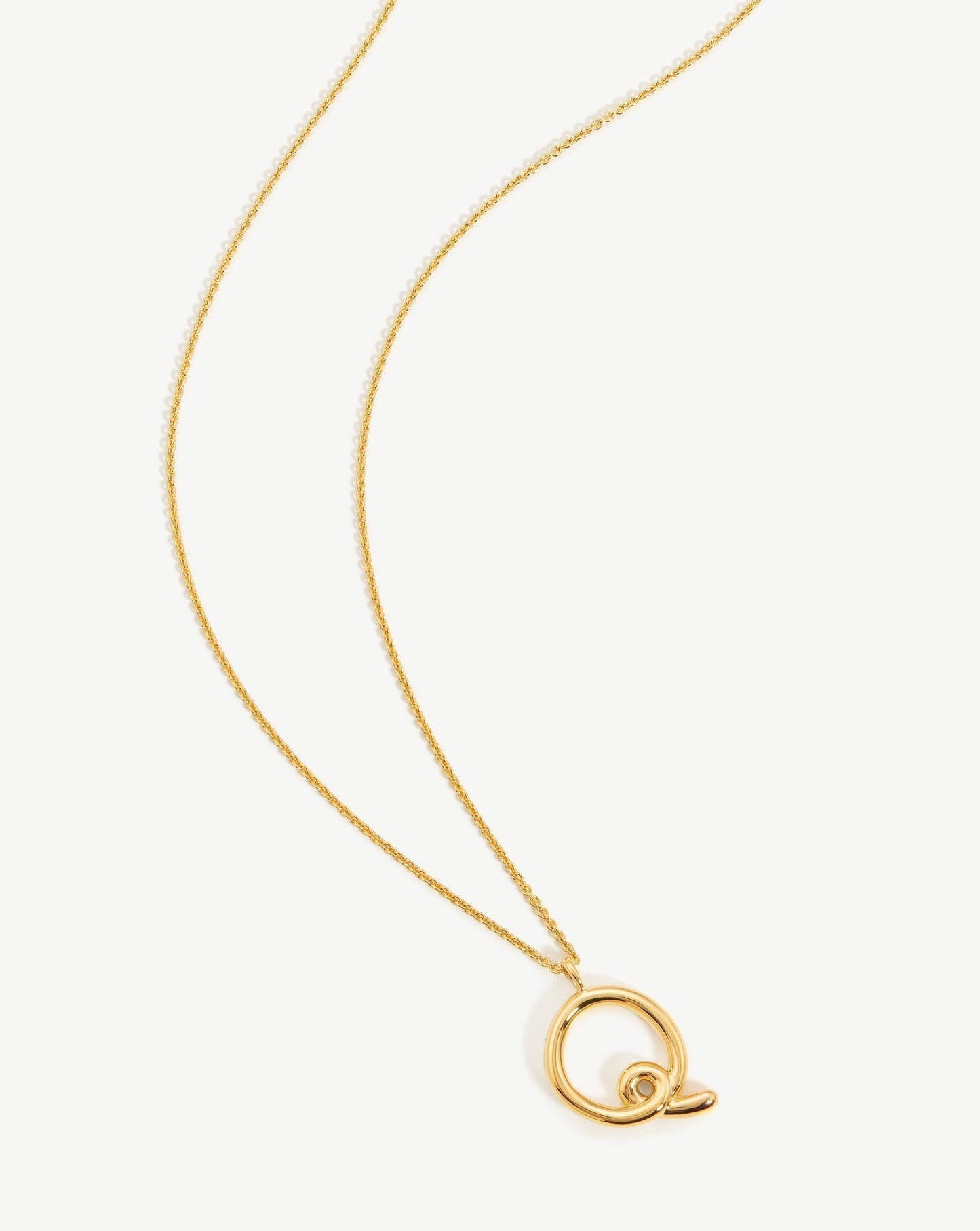 Curly Molten Initial Q Pendant Necklace in Gold