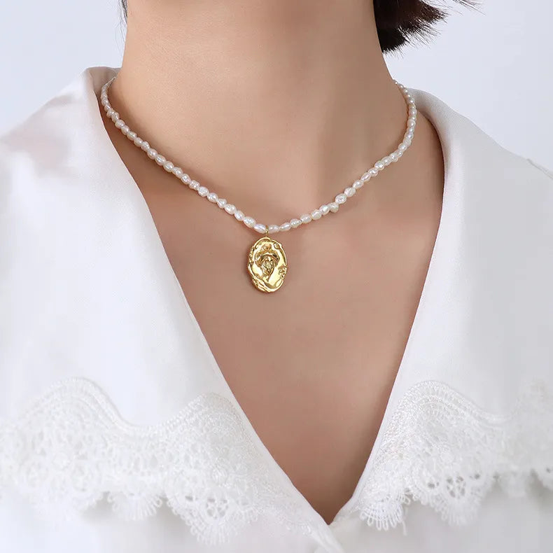 Elegant Pearl Pendant Necklace in Gold