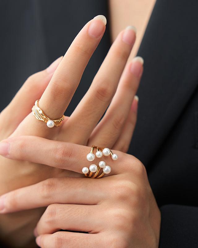 Elegant Flowing Light Pearl Ring Design