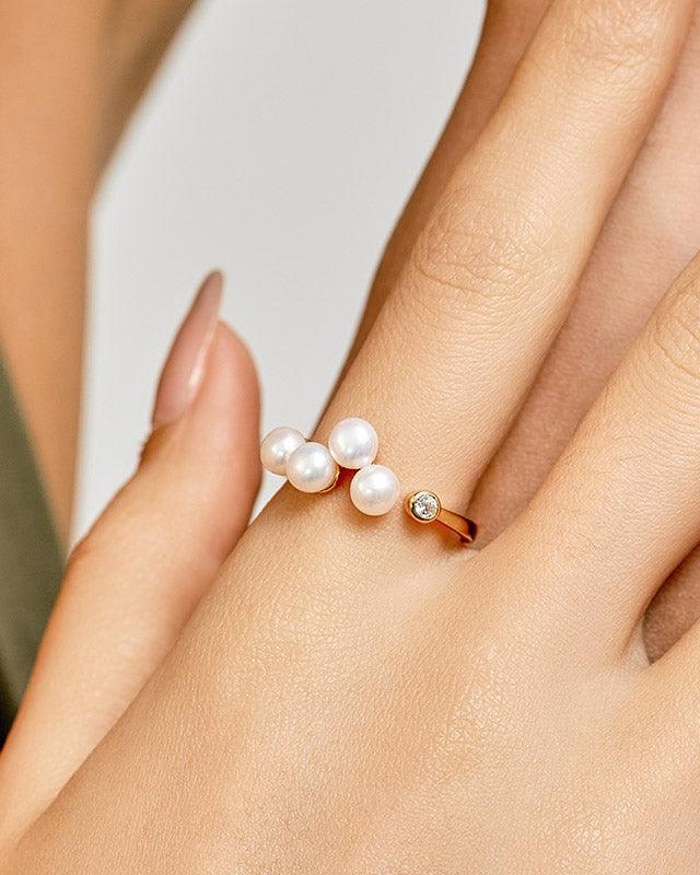 Elegant Pearl Ring with Graceful Design