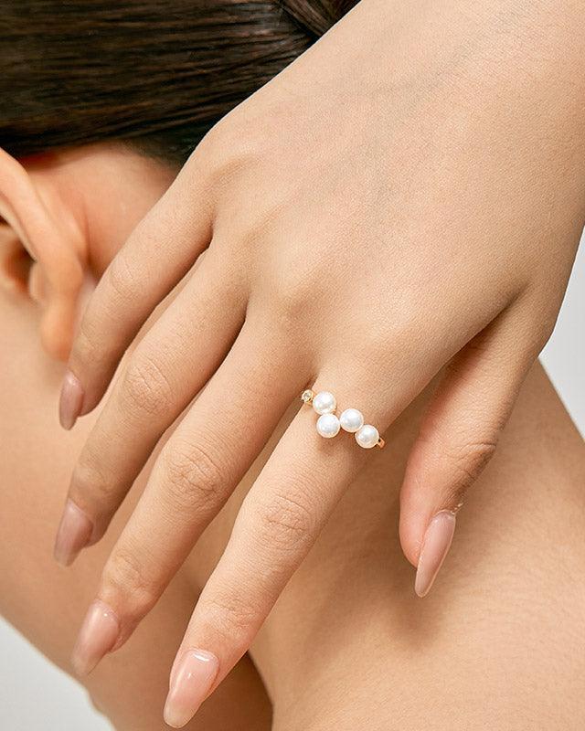 Elegant Pearl Ring with Graceful Design