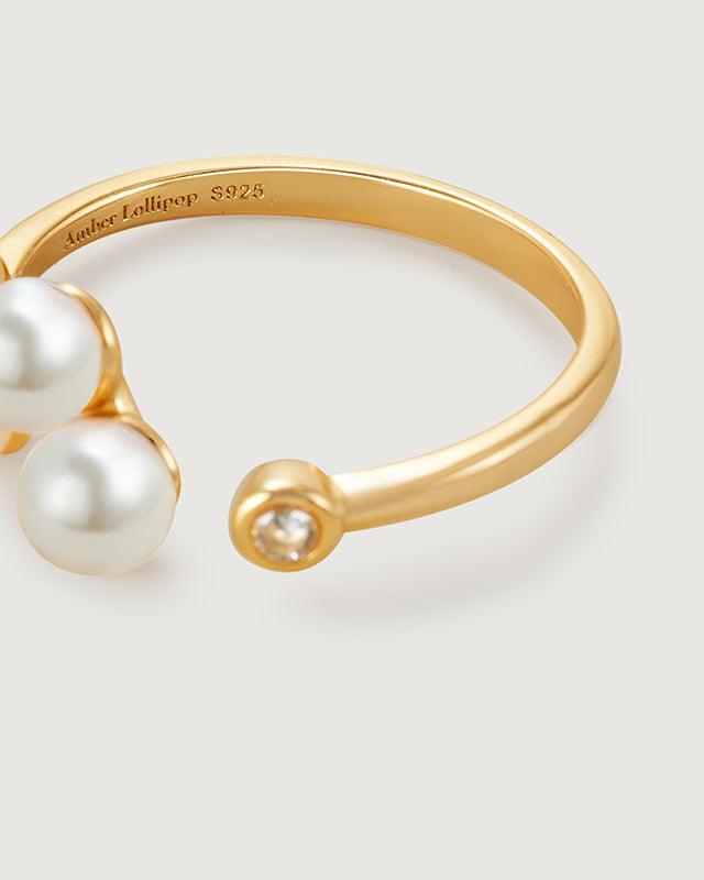 Elegant Pearl Ring with Graceful Design