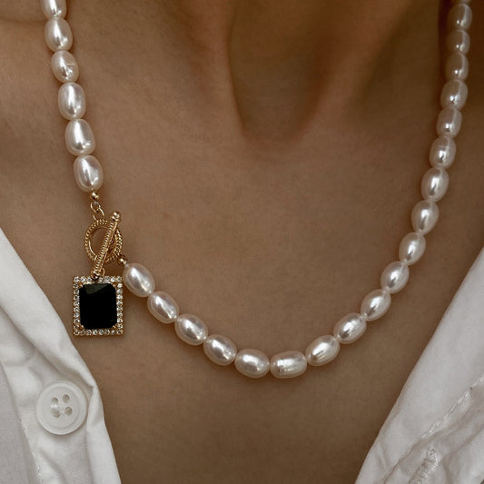 Square Pendant Pearl Necklace in Black Design