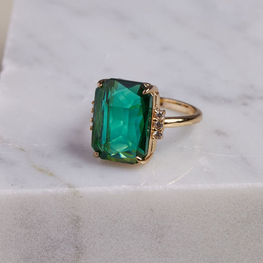 Bold Green Statement Ring for Stylish Looks