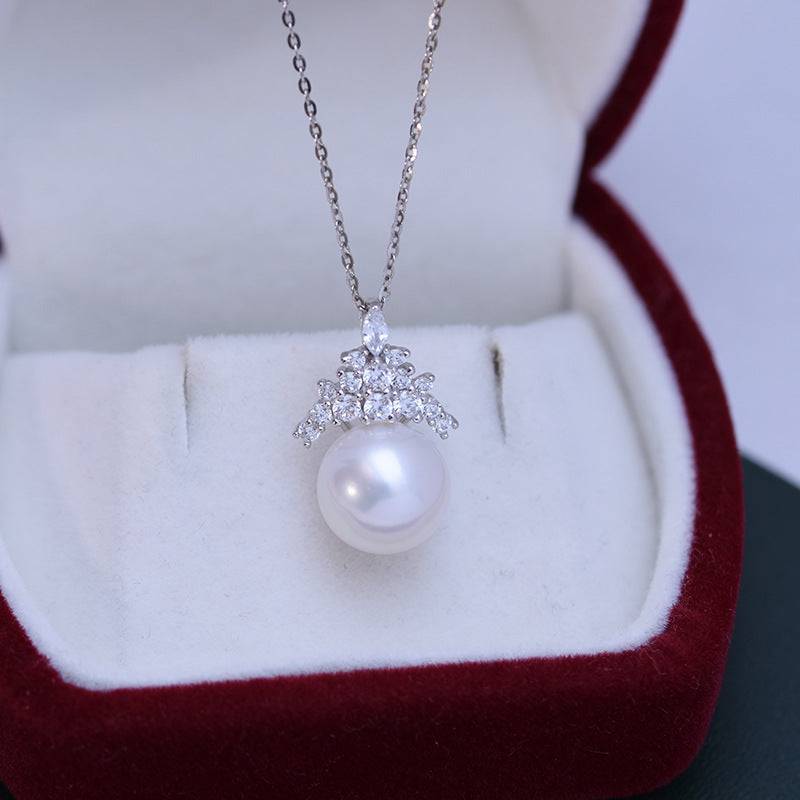 Freshwater Pearl and Queen Pendant Necklace 10-11mm