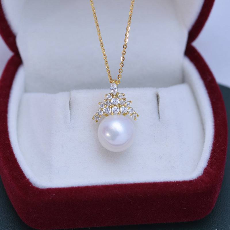 Freshwater Pearl and Queen Pendant Necklace 10-11mm