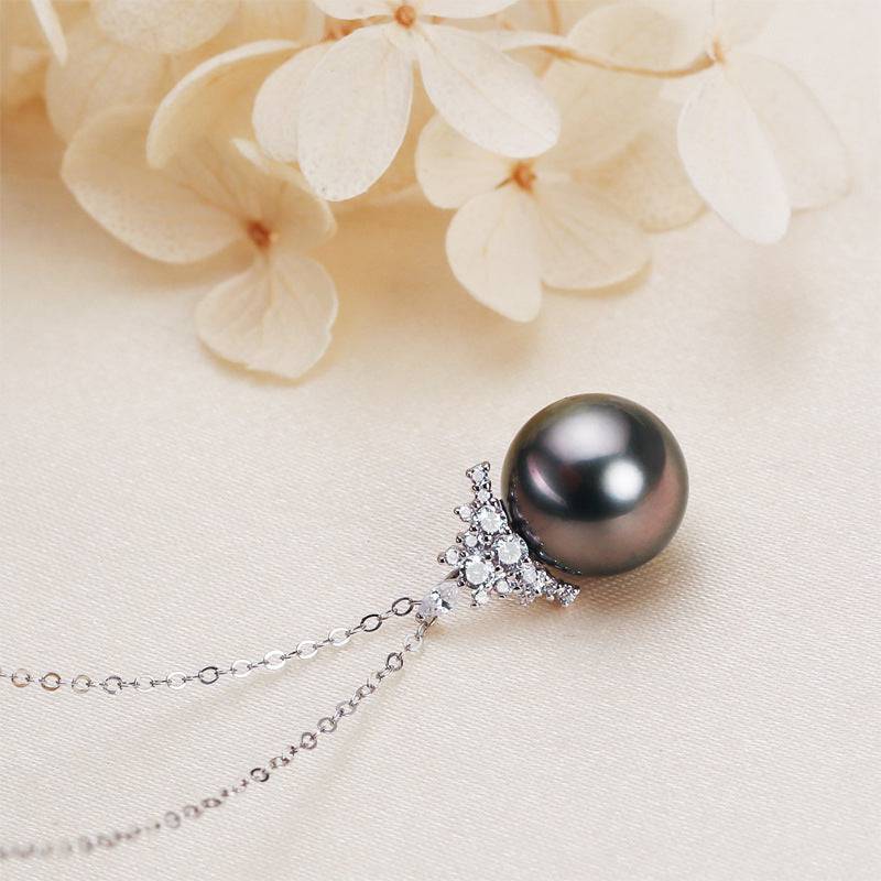 Tahitian Pearl and Queen Pendant Necklace 10-11mm