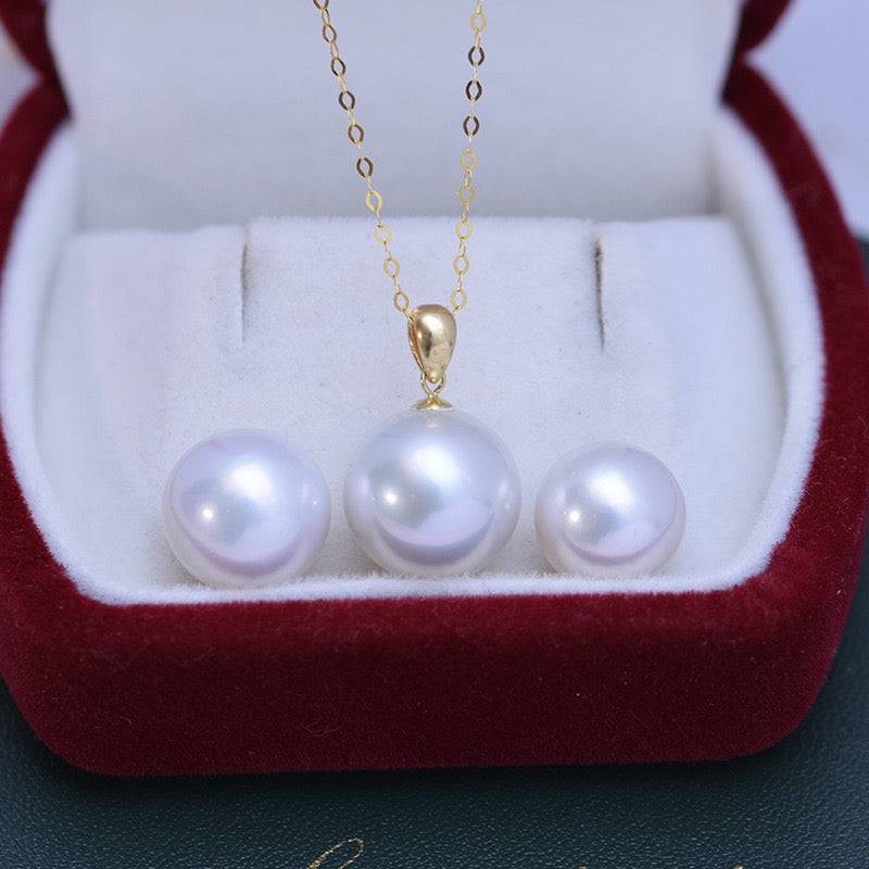 Classic Pearl Pendant Necklace in Silver