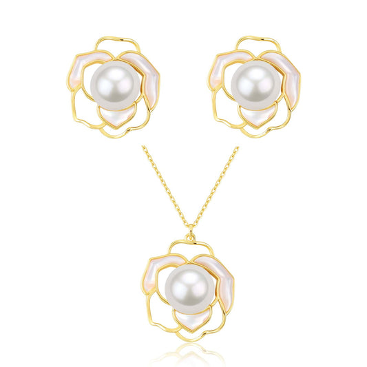 White Mother of Pearls Necklace in Gold Vermeil