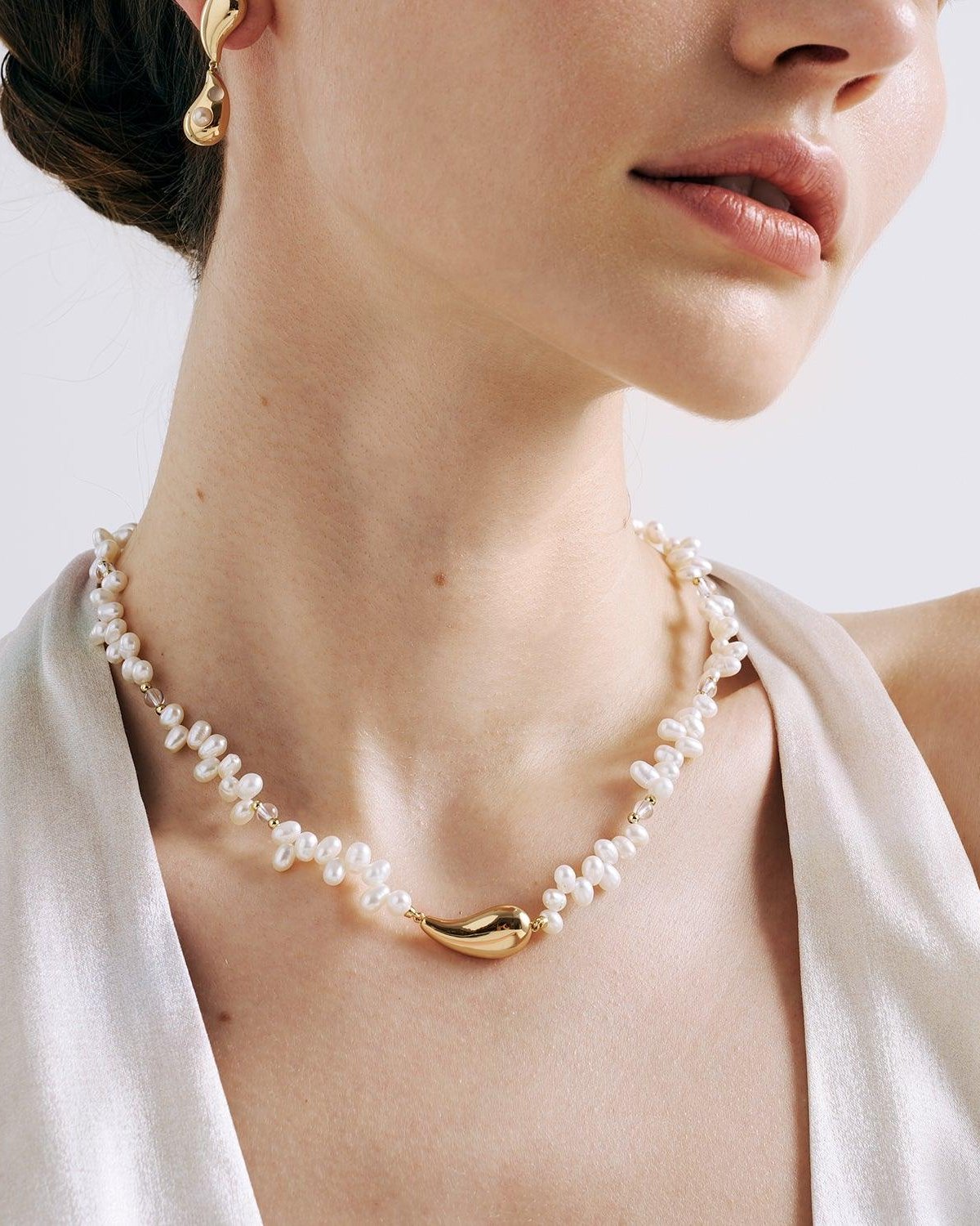 Elegant Pearl Necklace in Classic Design 1